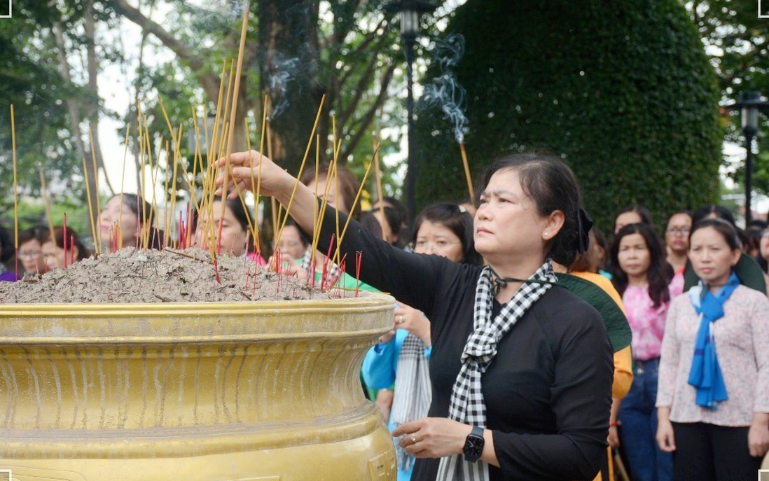 Lãnh đạo Hội LHPN Việt Nam dâng hương tưởng niệm Anh hùng liệt sĩ Võ Thị Sáu