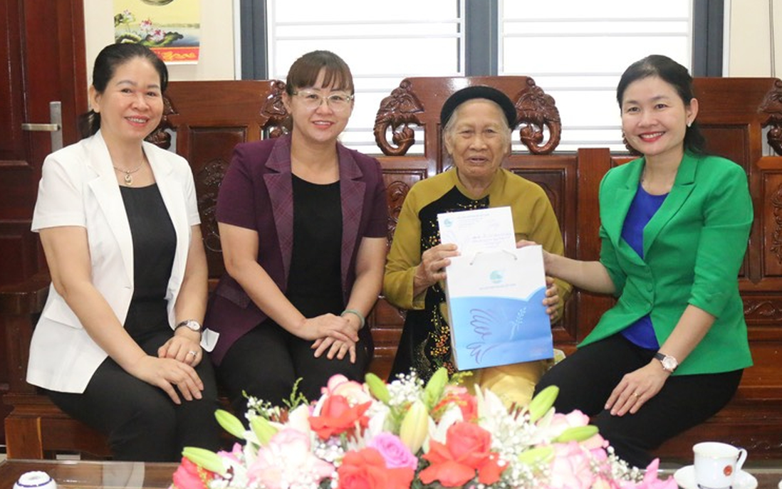 Lãnh đạo Hội LHPNVN thăm, tặng quà Mẹ Việt Nam anh hùng, gia đình chính sách của tỉnh Lào Cai