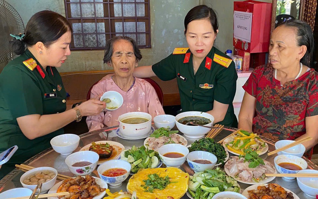 Ấm áp “Bữa cơm cùng Mẹ Việt Nam Anh hùng” ở Quảng Trị