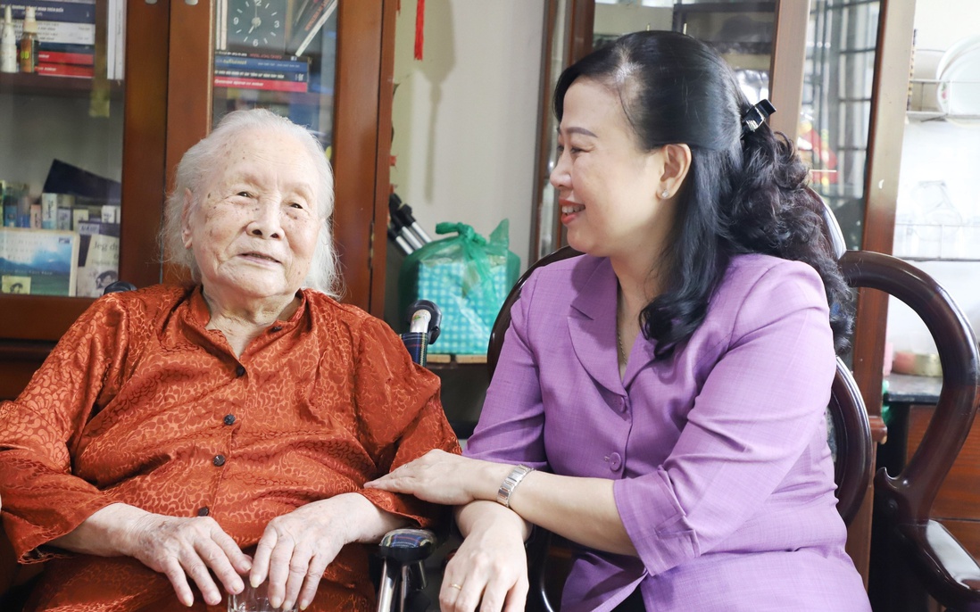 Lãnh đạo Bộ Y tế và Công đoàn Y tế Việt Nam đến thăm và tri ân gia đình liệt sỹ, bác sĩ Đặng Thùy Trâm 
