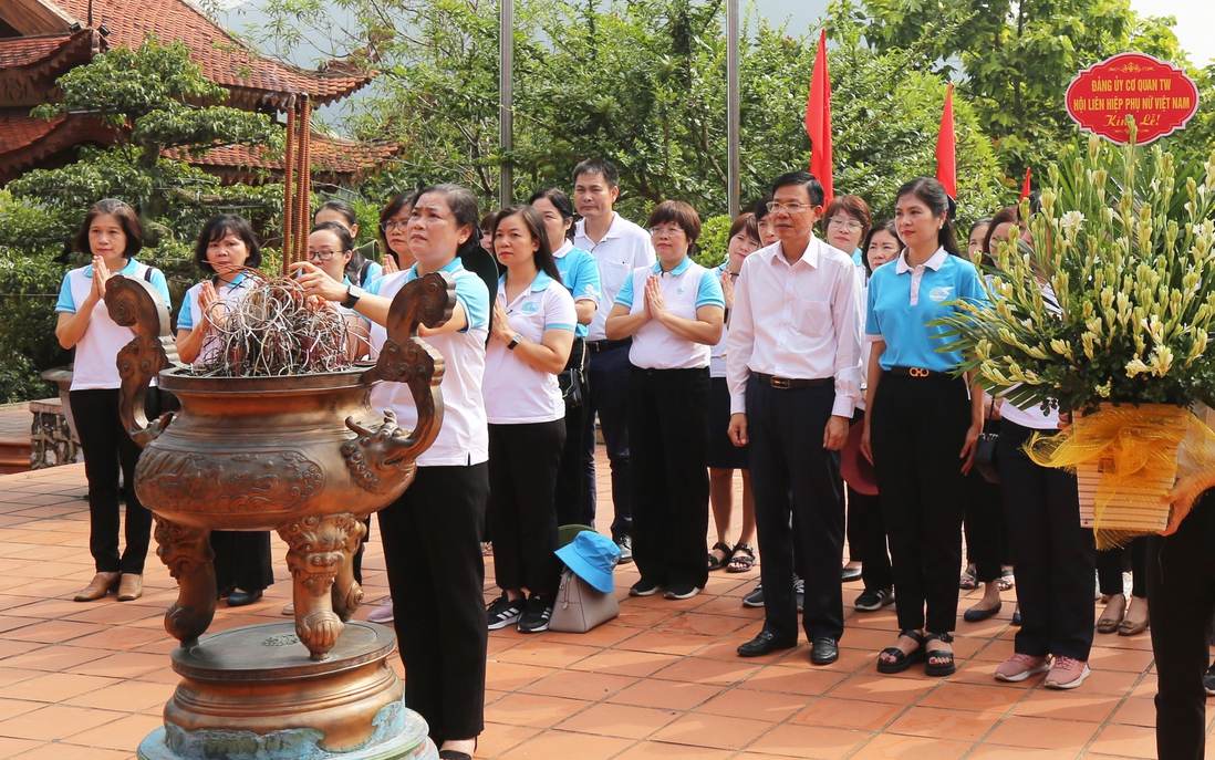Hội LHPN Việt Nam dâng hương tại Nhà tưởng niệm Bác Hồ và Di tích Đoàn phụ nữ cứu quốc
