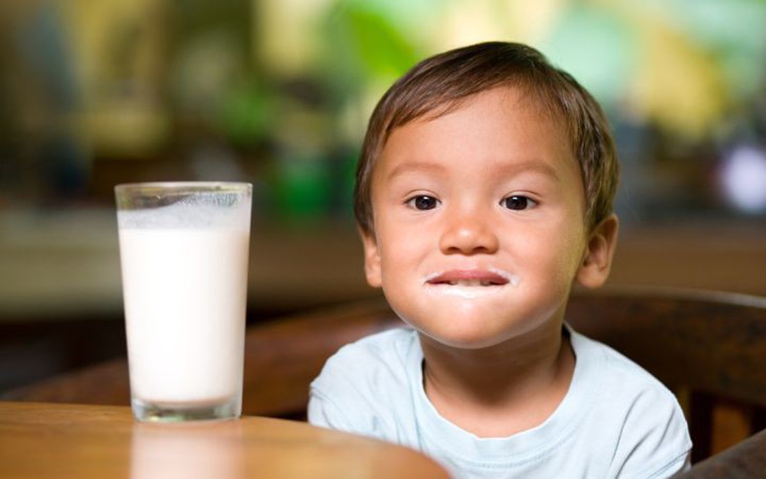 Trẻ từ 2-5 tuổi uống quá 600ml sữa/ngày sẽ cản trở khả năng hấp thu dinh dưỡng