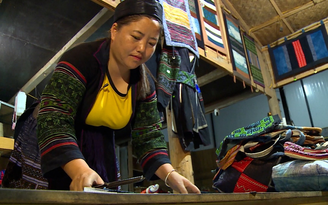 Giữ văn hoá Mông từ thổ cẩm tái chế