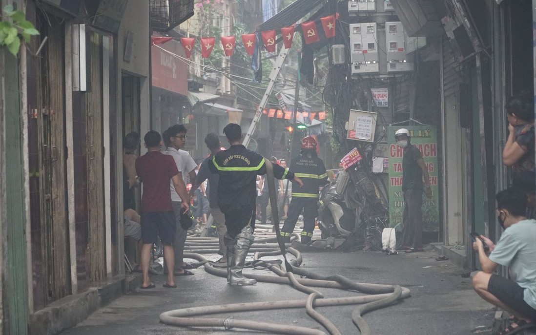 Hà Nội: Cháy lớn tại căn nhà trong ngõ lúc rạng sáng, 3 người bị mắc kẹt 