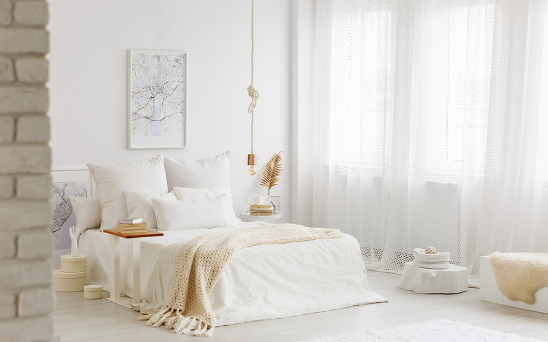 Phòng ngủ trắng với những thiết kế đơn giản nhưng hấp dẫn