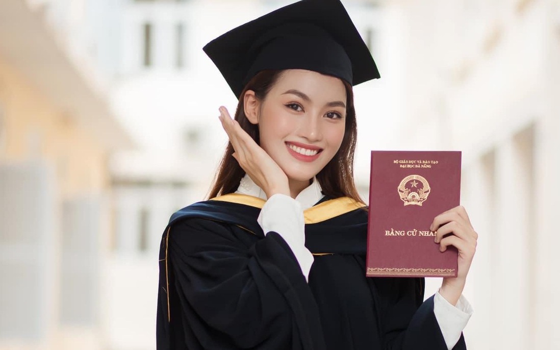 Á hậu Minh Thư rạng rỡ trong ngày tốt nghiệp đại học
