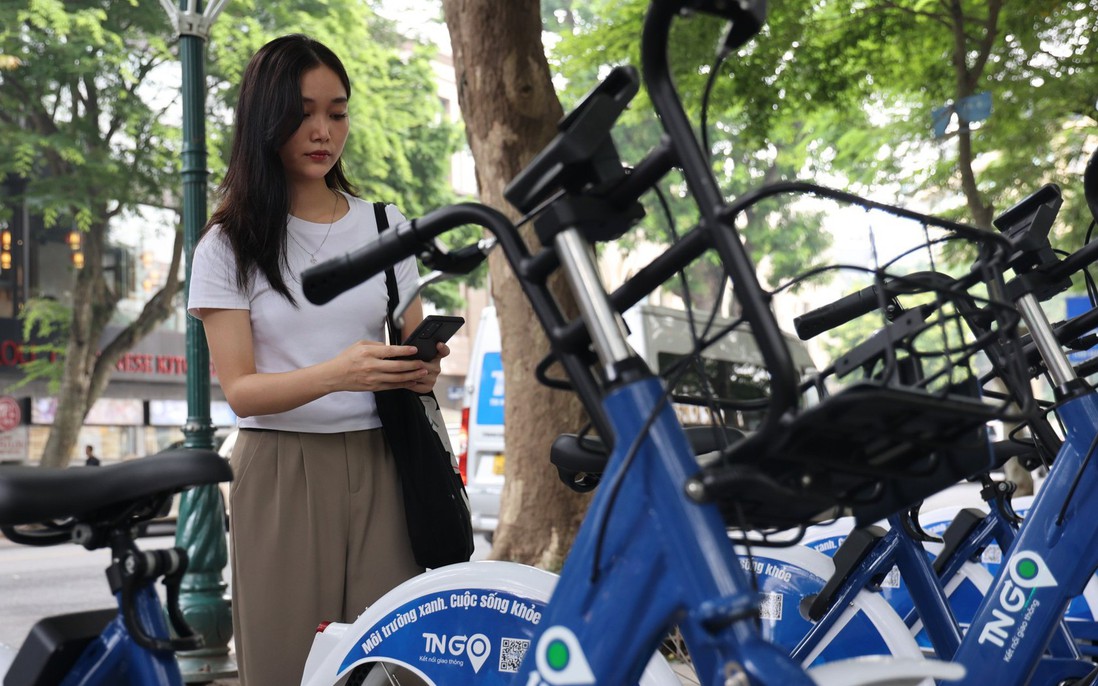 Người Hà Nội hào hứng trải nghiệm xe đạp công cộng: Giá thuê chỉ từ 5.000 đến 10.000 đồng/30 phút