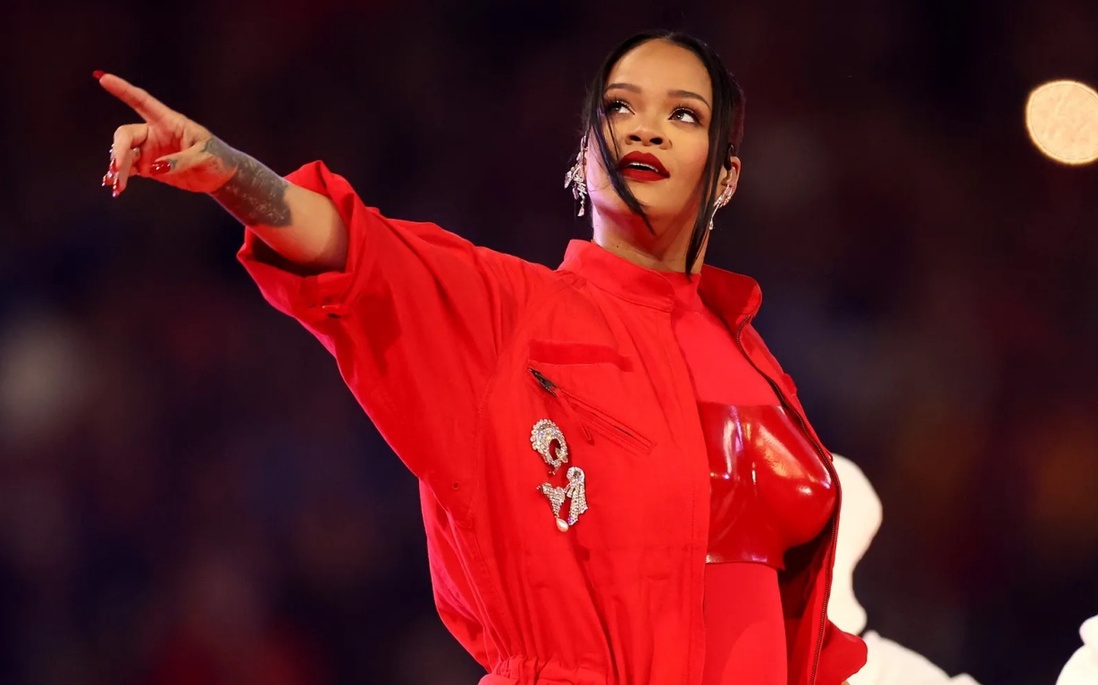 Rihanna chính thức hạ sinh con sau màn thông báo rung chuyển Super Bowl