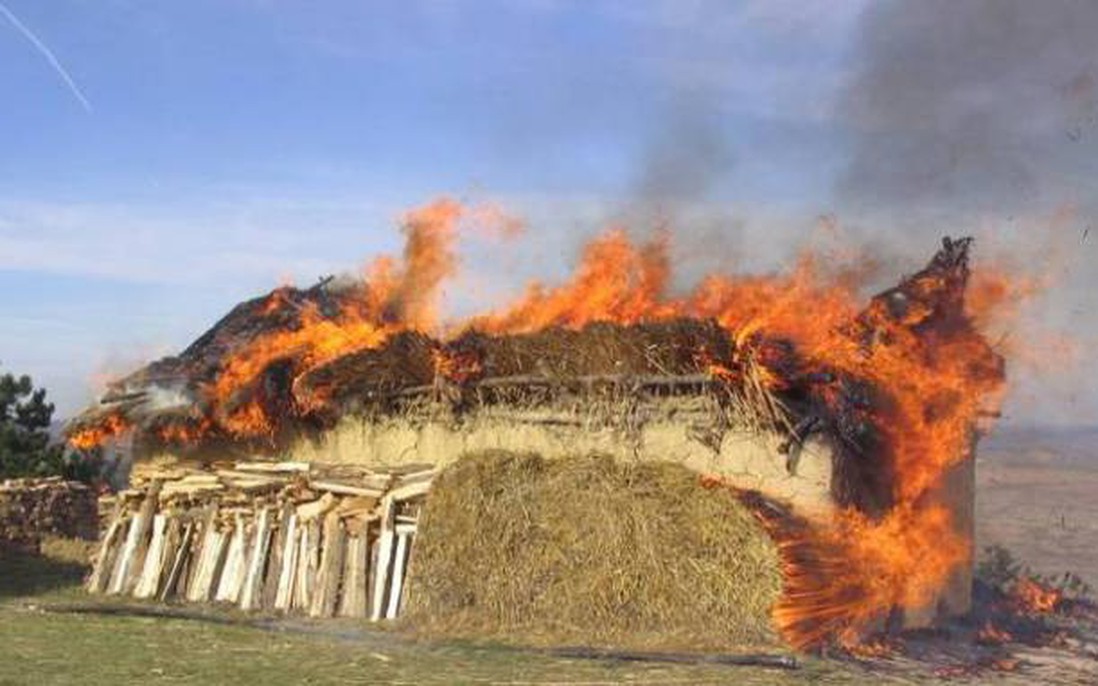 Bí ẩn những “ngôi nhà bốc cháy”: Tại sao người dân tự đốt nhà của mình mỗi 60 năm?