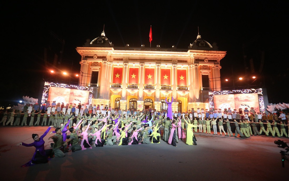 Hơn 1.000 người hòa nhịp “Tiến quân ca” trong đêm nhạc Văn Cao