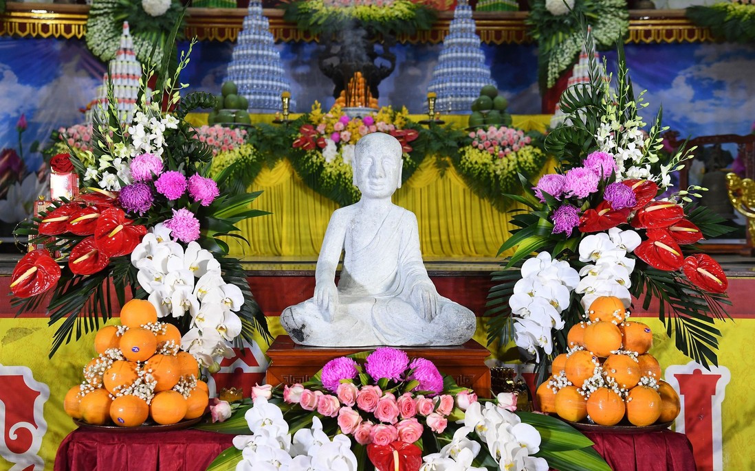 Khai tượng Phật hoàng Trần Nhân Tông bằng ngọc quý
