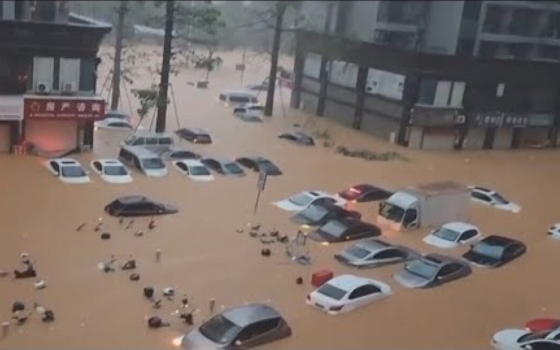 Trung Quốc: Nước lũ dâng cao nhấn chìm ngôi làng, nhiều tòa nhà bỗng chốc hóa thành "cô đảo" 