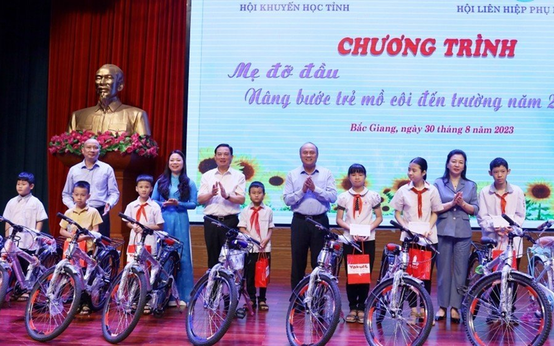 Bắc Giang: Tặng quà cho 100 trẻ mồ côi trước thềm năm học mới