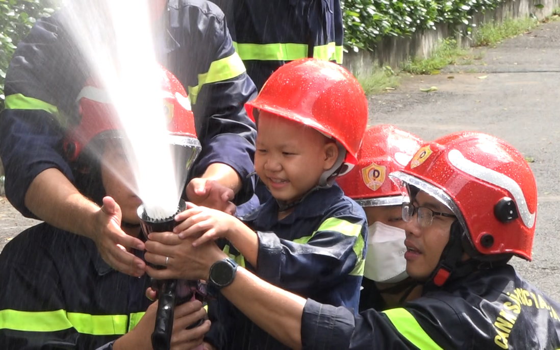 Cậu bé mắc ung thư cười khoái chí khi được làm "lính cứu hỏa"