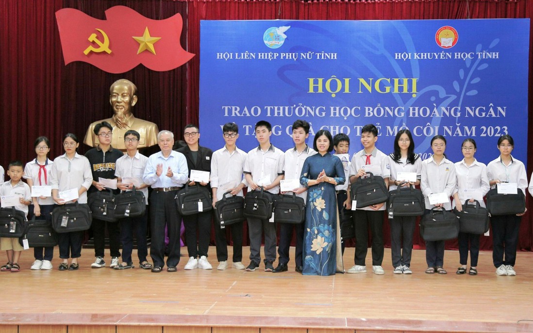 Học bổng Hoàng Ngân chắp cánh ước mơ cho các em học sinh tỉnh Nam Định 