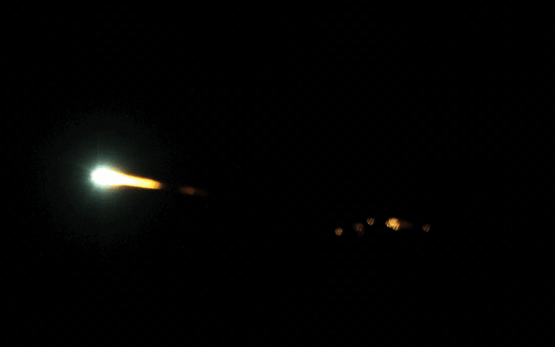 Mảnh vỡ tên lửa Nga rơi như quả cầu lửa, chuyên gia lý giải tiếng nổ kỳ lạ phát ra