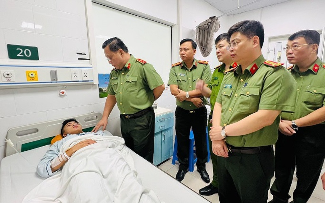 Vụ cháy chung cư mini ở Hà Nội: 5 cán bộ chiến sĩ bị thương khi cứu nạn