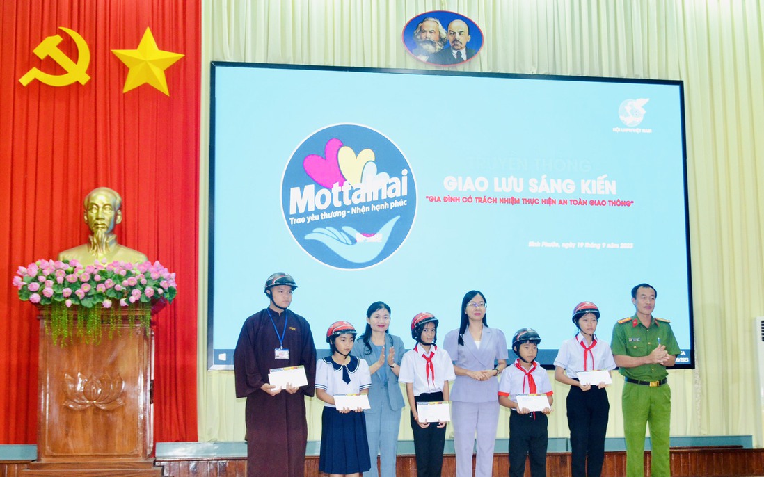 Trao 10 suất học bổng Mottainai cho trẻ mồ côi, trẻ em bị ảnh hưởng bởi tai nạn giao thông của tỉnh Bình Phước và Khánh Hòa