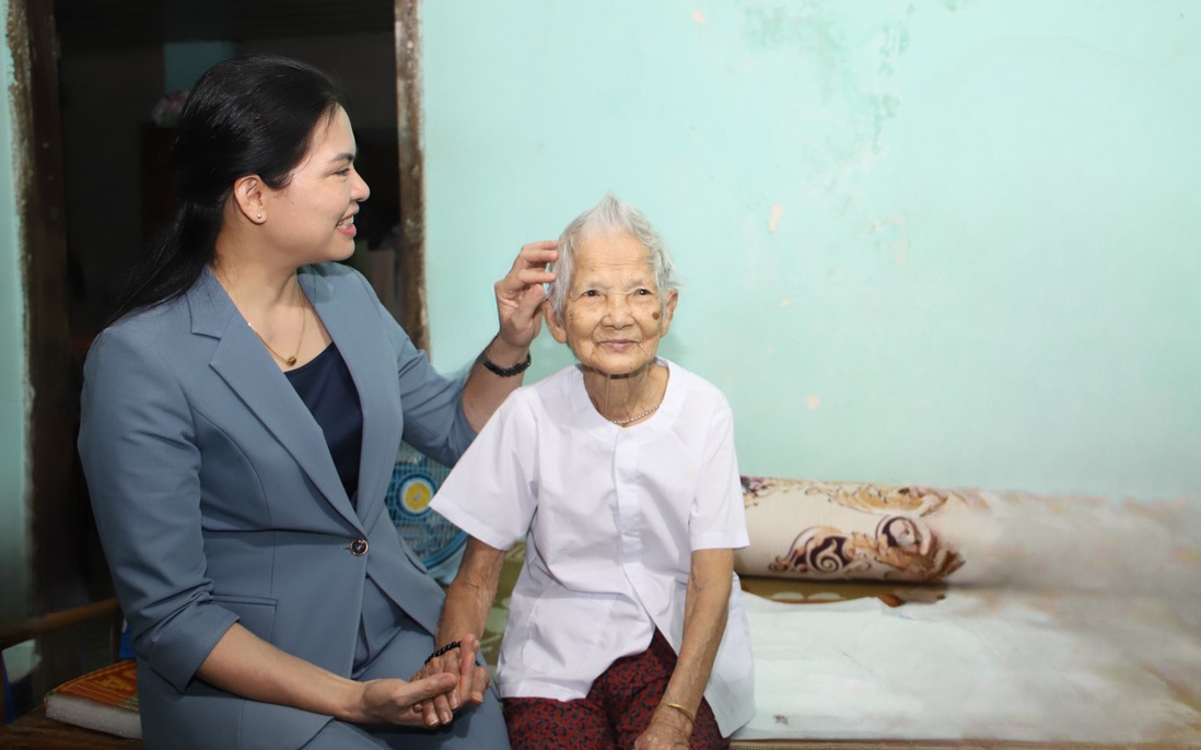 Chủ tịch Hội LHPN Việt Nam Hà Thị Nga thăm và tặng quà gia đình chính sách tại tỉnh Phú Yên