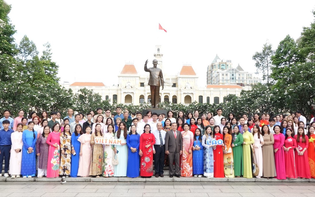 Đoàn đại biểu Hội LHPN TPHCM dâng hoa tưởng niệm Chủ tịch Hồ Chí Minh
