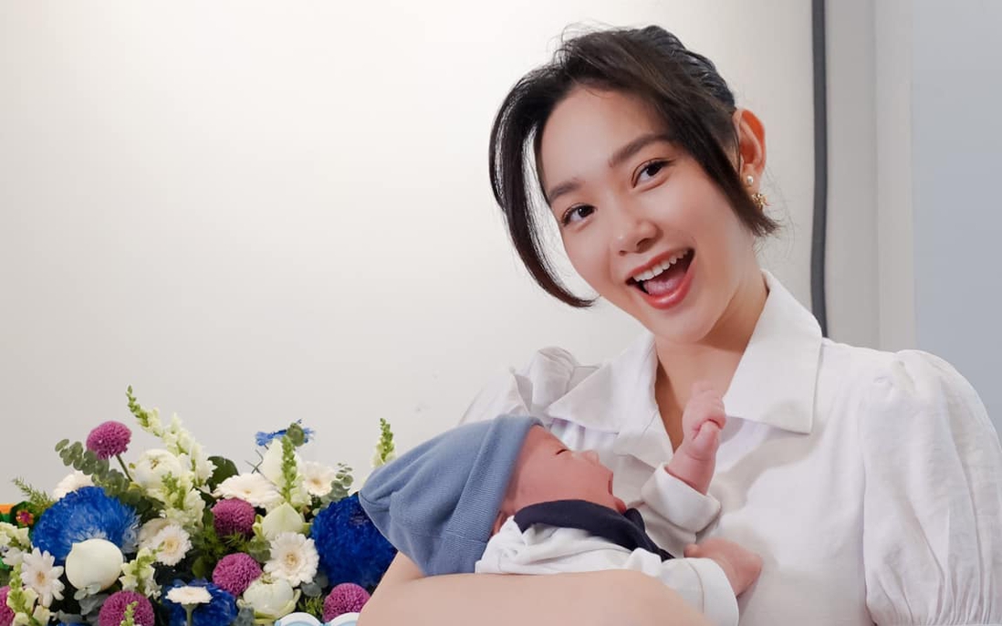 Sau 1 tháng sinh con, Minh Hằng kể chuyện làm "mẹ bỉm": Căng thẳng và lo sợ 