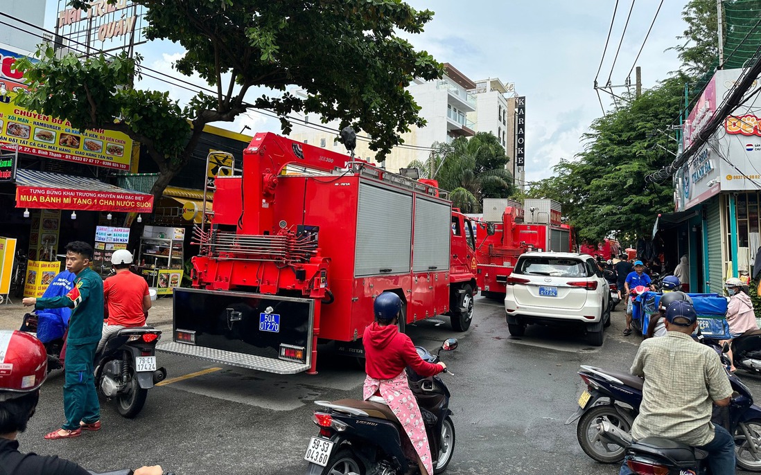 Thời điểm sập nhà cao tầng ở TPHCM, có 5 người thợ bị vùi lấp