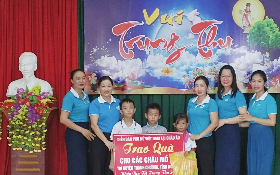 Diễn đàn Phụ nữ Việt Nam tại châu Âu tặng quà 50 trẻ mồ côi nhân dịp Tết Trung thu