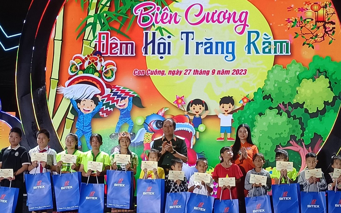 Lãnh đạo Hội LHPN Việt Nam tặng quà Trung thu cho trẻ em người Đan Lai ở vùng biên Nghệ An