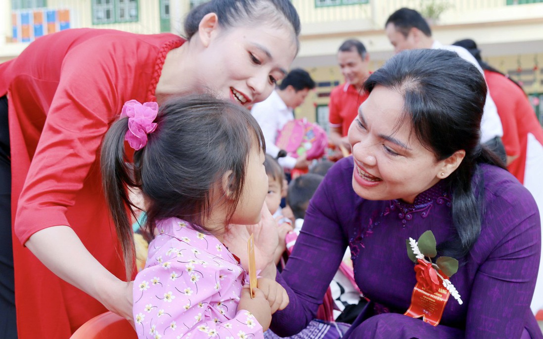 Chủ tịch Hội LHPN Việt Nam Hà Thị Nga dự Khai giảng ở xã biên giới Pha Long