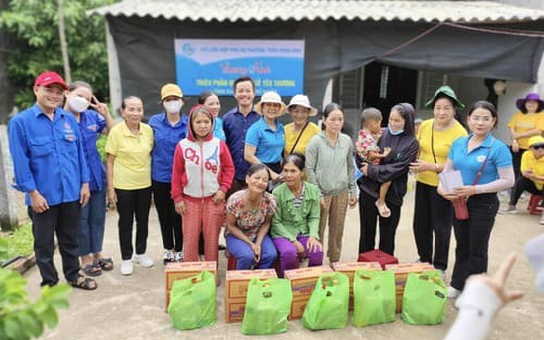 Thành phố Quảng Ngãi: Hội LHPN các xã, phường tặng quà cho bà con nghèo 