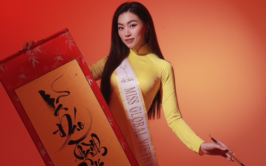 Hoa hậu Đoàn Thu Thủy tặng 100 bức thư pháp cho thí sinh Miss Global
