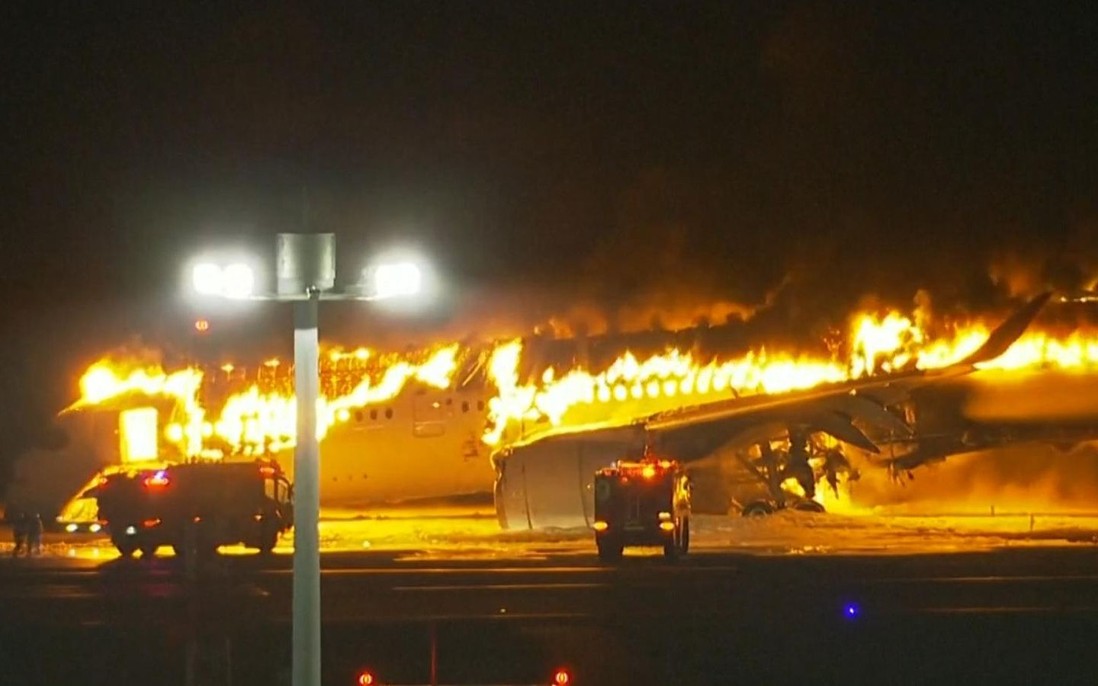 Máy bay Japan Airlines chở hơn 300 hành khách bốc cháy dữ dội tại sân bay Nhật Bản