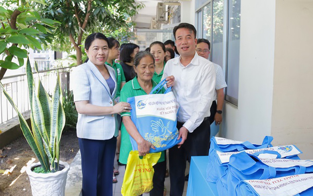 Tặng sổ BHXH, thẻ BHYT cho bệnh nhân nghèo Thành phố Hồ Chí Minh và Bà Rịa - Vũng Tàu
