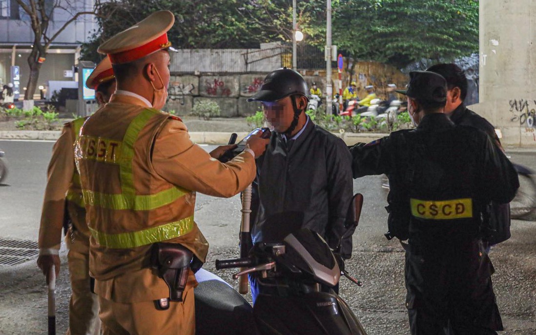 Một ngày phát hiện hơn 100 trường hợp vi phạm nồng độ cồn ở Hà Nội