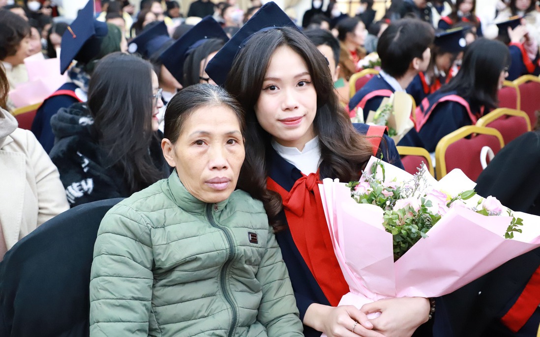 Hơn 300 sinh viên, học viên cao học Học viện Phụ nữ Việt Nam nhận bằng tốt nghiệp