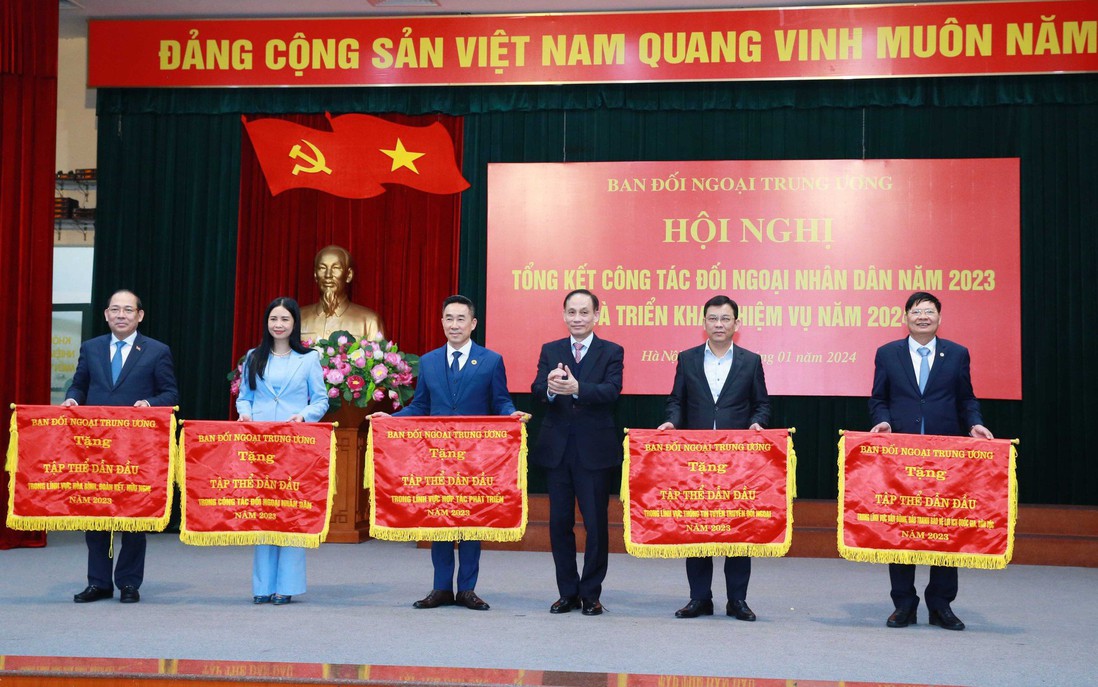 Hội LHPN Việt Nam nhận Cờ tập thể dẫn đầu trong công tác đối ngoại nhân dân năm 2023