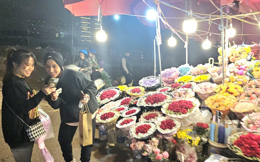 Tết đến sớm ở chợ đầu mối hoa tươi lớn nhất Thủ đô 