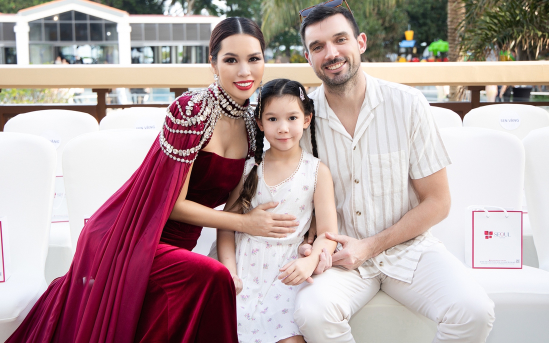 Chồng và con gái Myla ủng hộ siêu mẫu Hà Anh trong vai trò mới
