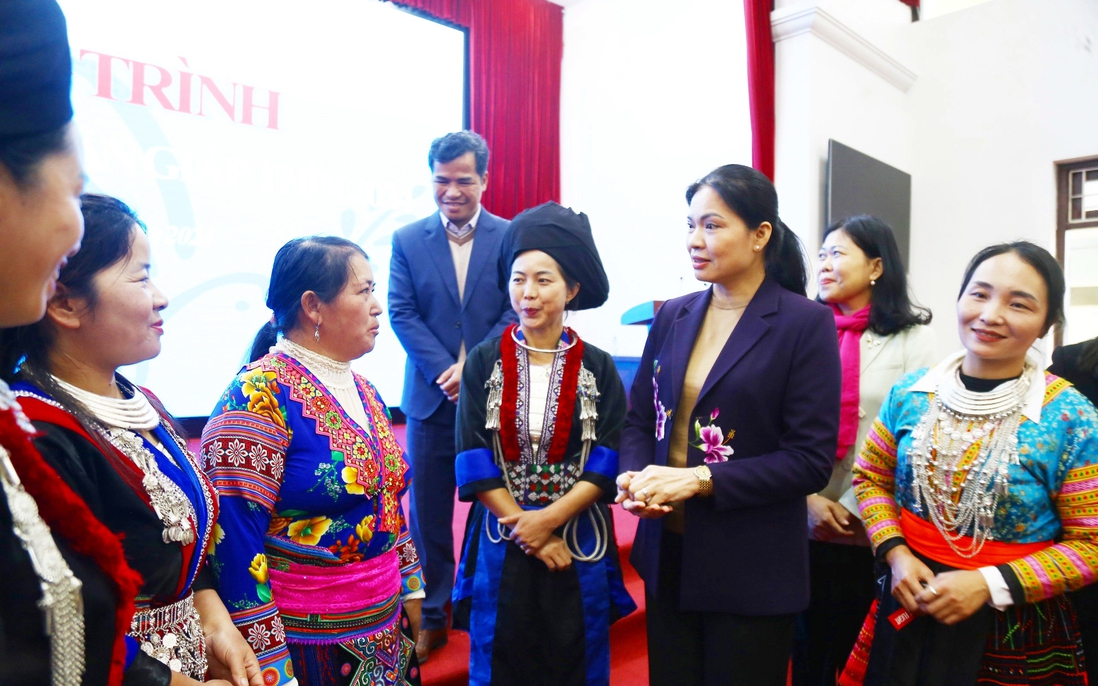 Hội LHPN Việt Nam tặng quà Tết cho 50 hội viên, phụ nữ nghèo ở huyện Sìn Hồ, tỉnh Lai Châu