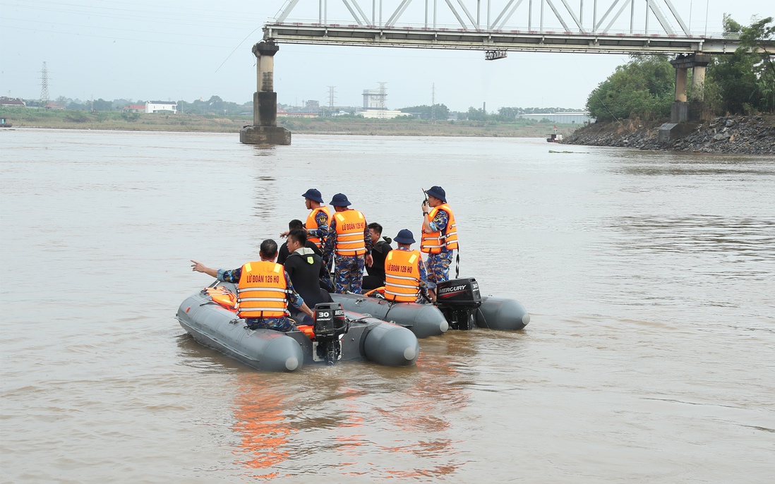 Đưa đội thợ lặn tinh nhuệ tìm kiếm 4 nạn nhân còn mất tích trong vụ sập cầu Phong Châu