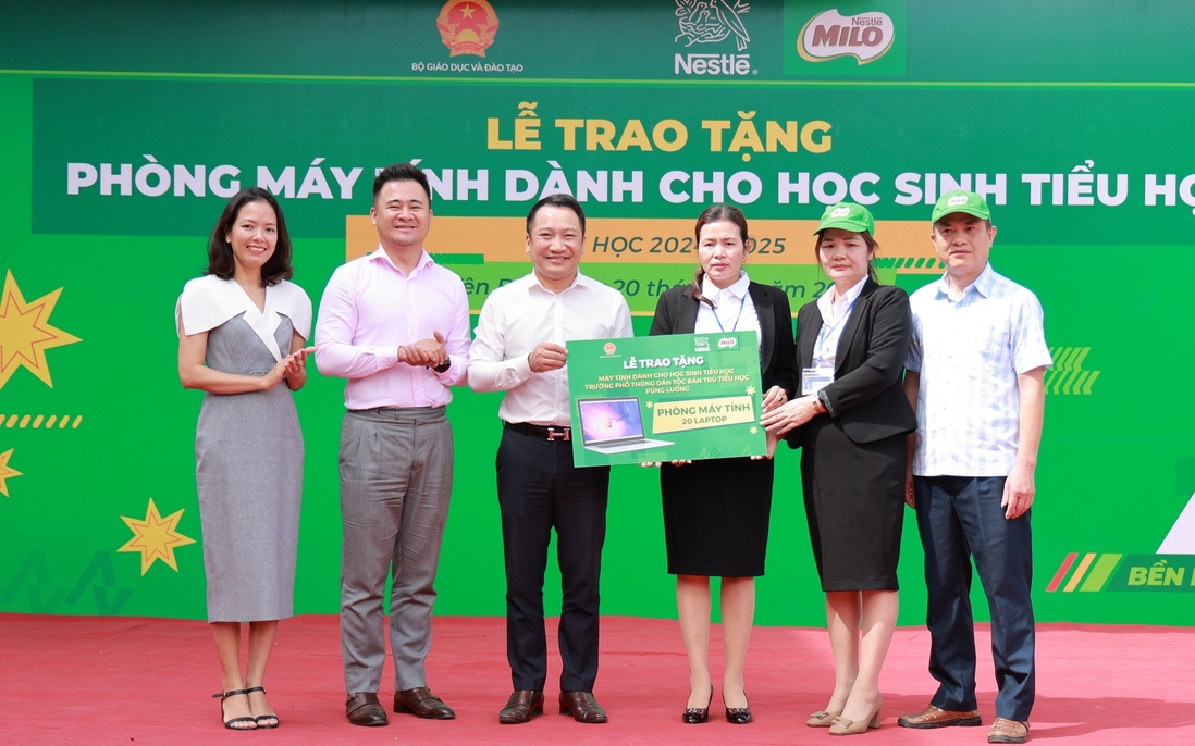 Trao tặng 60 máy xách tay cho học sinh tiểu học ở Lào Cai và Yên Bái