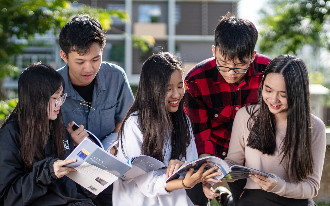 Cần chú trọng vào việc đào tạo người học có khả năng sử dụng tốt tiếng Anh thay vì điểm thi