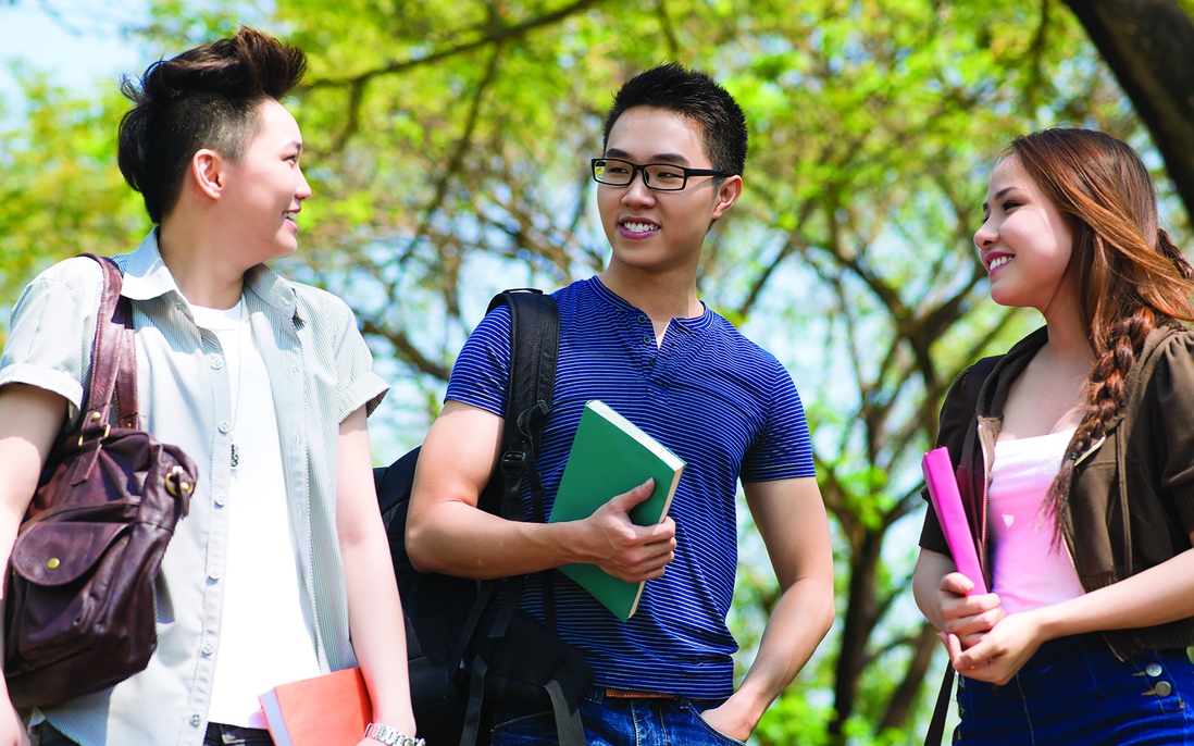 "Con du học, vợ tôi đến tối lại ôm gối khóc ròng"