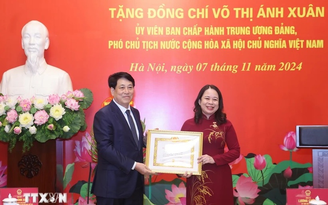 Trao Huy hiệu 30 năm tuổi Đảng cho Phó Chủ tịch nước Võ Thị Ánh Xuân