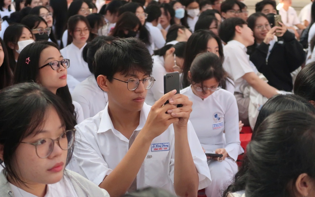 Lợi và hại khi trường siết học sinh dùng điện thoại -
Bài 2: "Chúng tôi ủng hộ nhưng…"