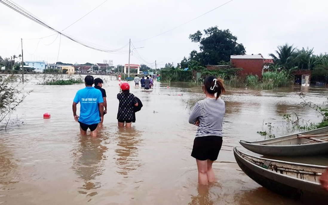 Bình Định: Hội LHPN xã Phước Hòa thăm hỏi, động viên 2 gia đình có con học lớp 6 bị lũ cuốn