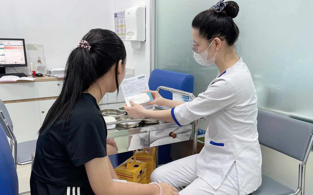 Xếp hàng tiêm vaccine phòng sốt xuất huyết