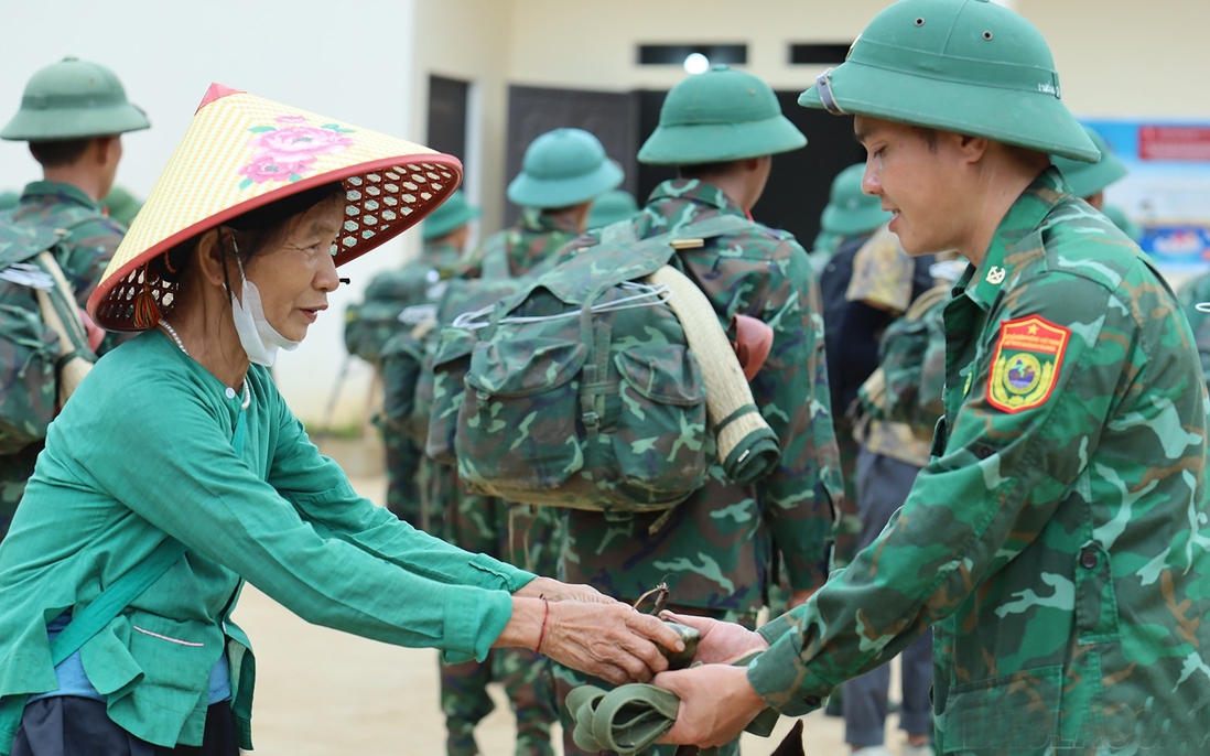 Tình quân thắm mãi trong lòng dân 