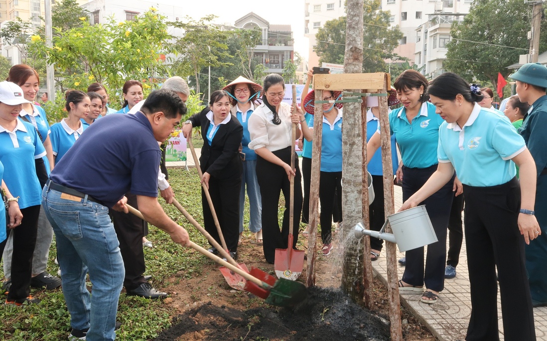 Hội LHPN TPHCM phát động trồng cây xanh, trao tặng phương tiện sinh kế cho phụ nữ khó khăn