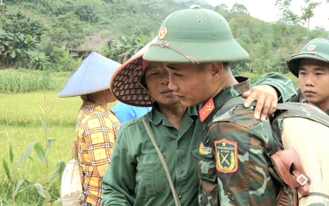 Trong bão lũ, càng thắm đượm tình quân dân